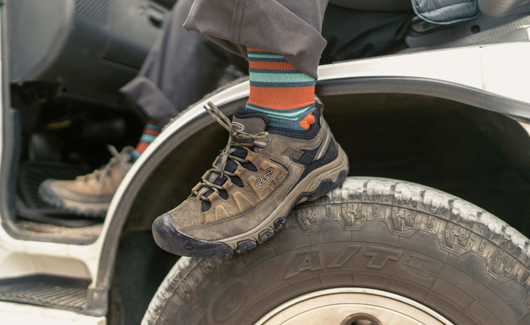 Men's Targhee III Waterproof | Black Olive/Golden Brown - Image 7